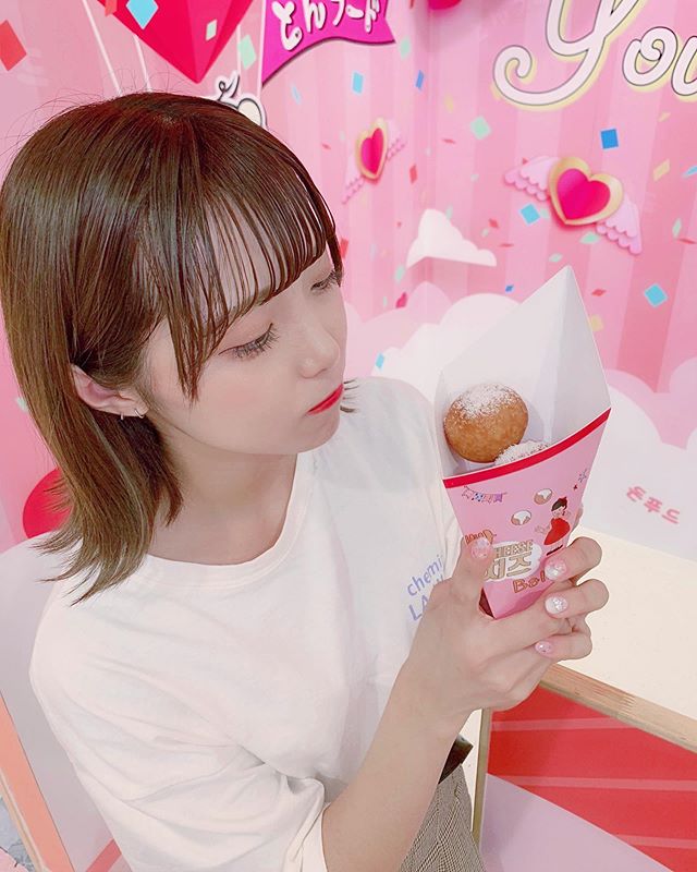 少女偶像福山梨乃，吃肉包的样子超可爱