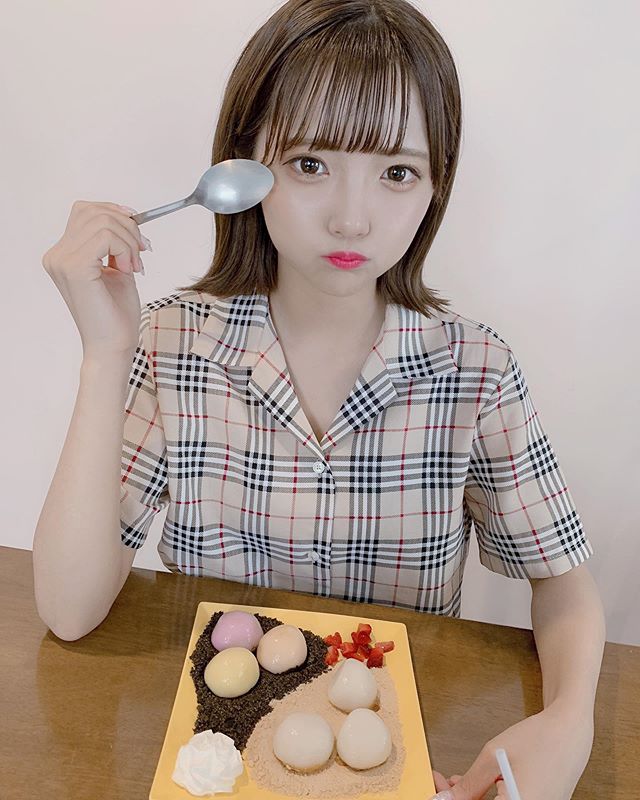 少女偶像福山梨乃，吃肉包的样子超可爱