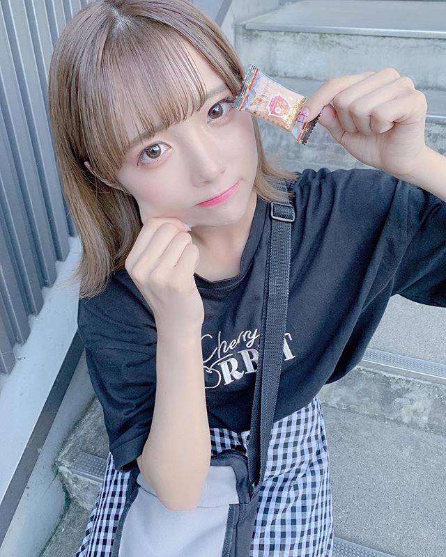 少女偶像福山梨乃，吃肉包的样子超可爱