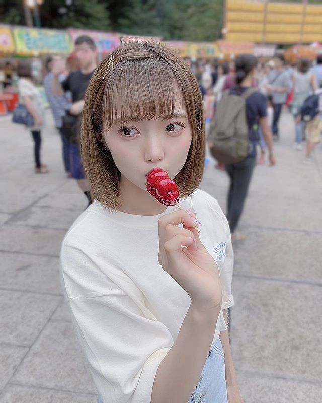 少女偶像福山梨乃，吃肉包的样子超可爱