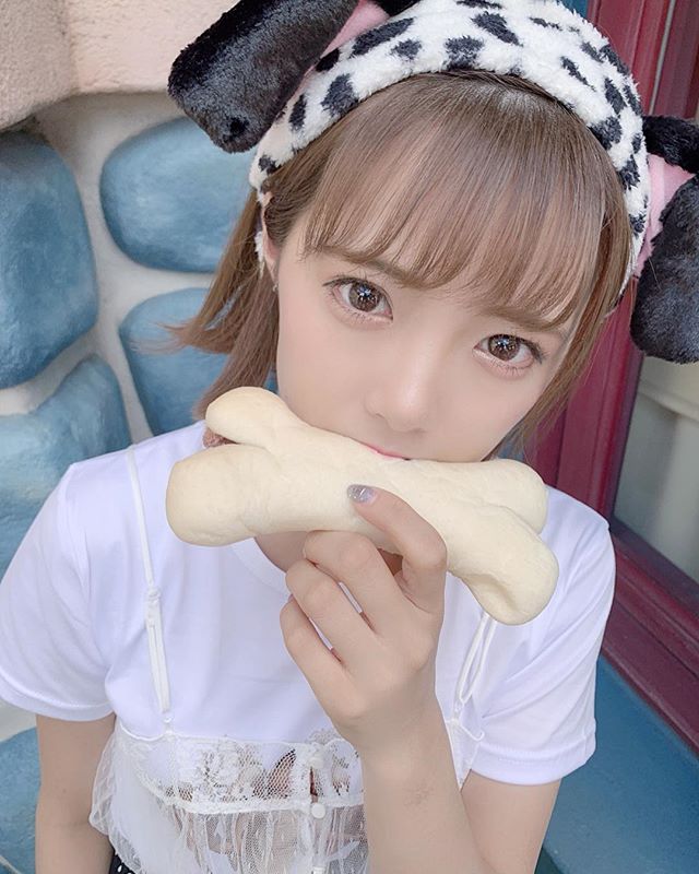 少女偶像福山梨乃，吃肉包的样子超可爱
